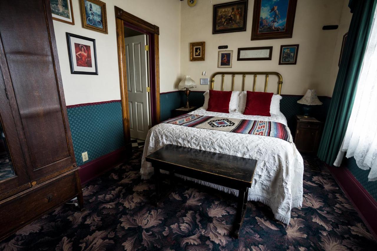 Red Garter Inn Williams Bagian luar foto